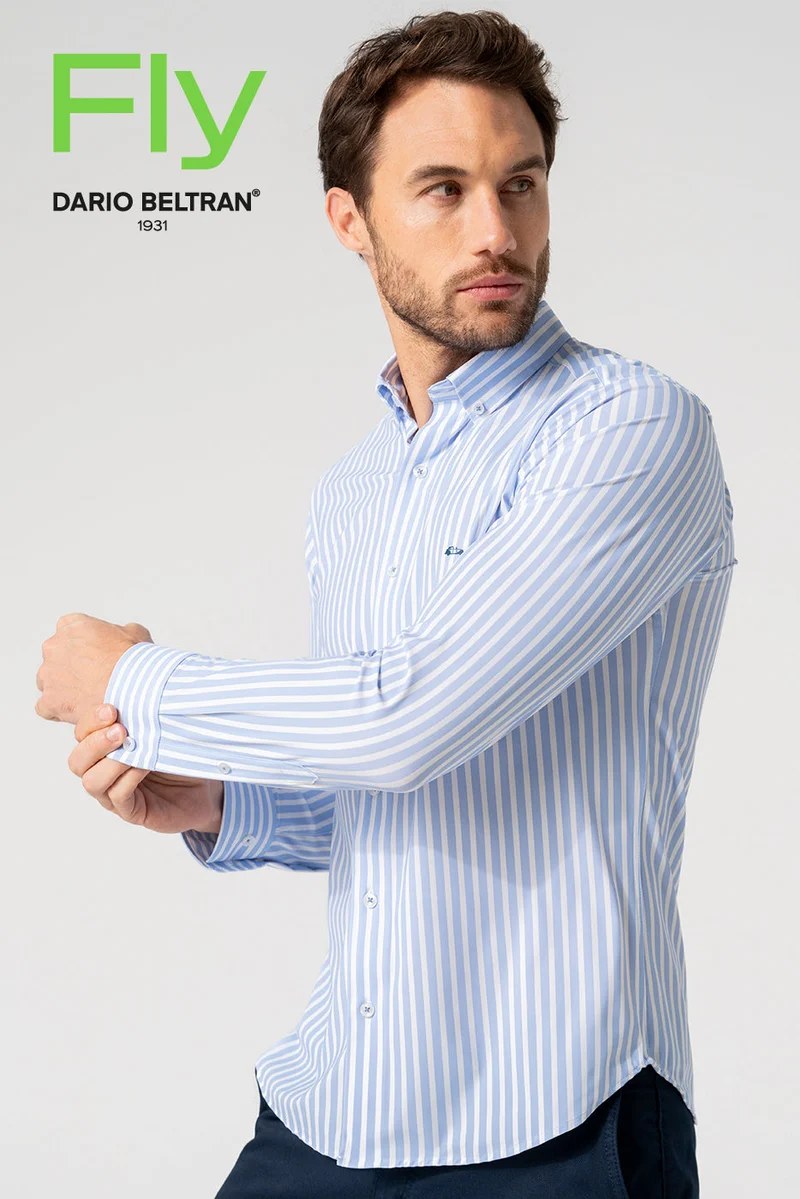 Camisa de rayas celeste de Darío Beltrán