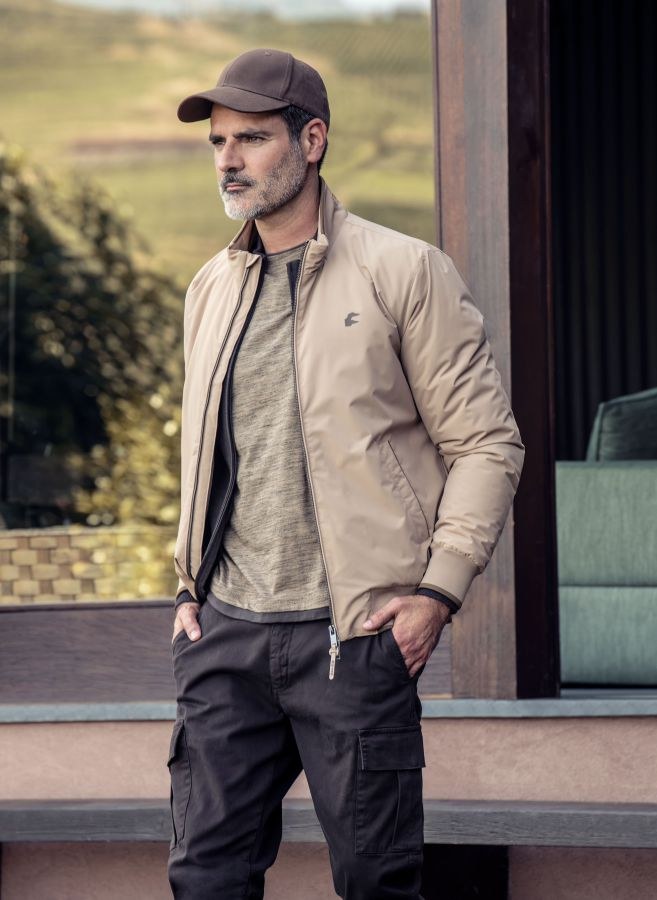 Chaqueta beige con pantalón sport