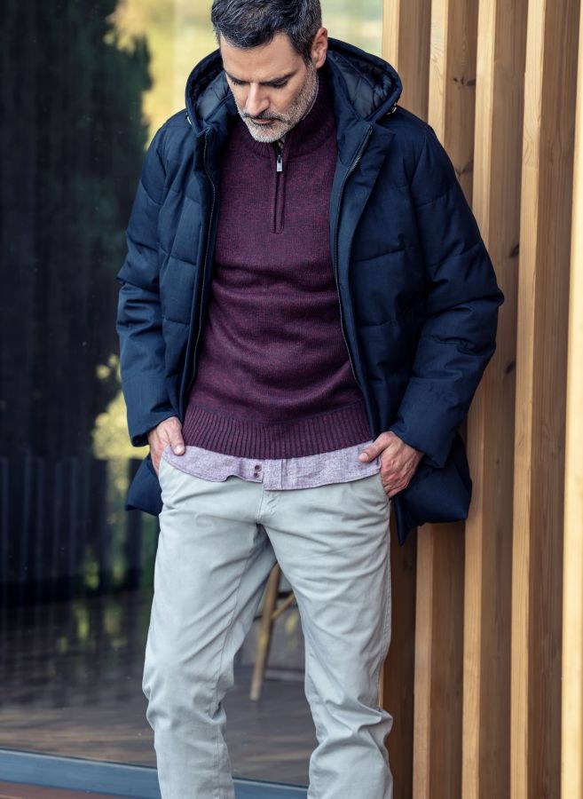 Jersey burdeos con parka azul