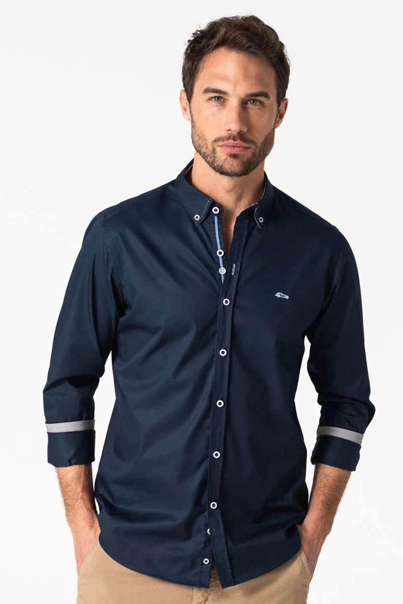 Camisa azul marino de Darío Beltrán