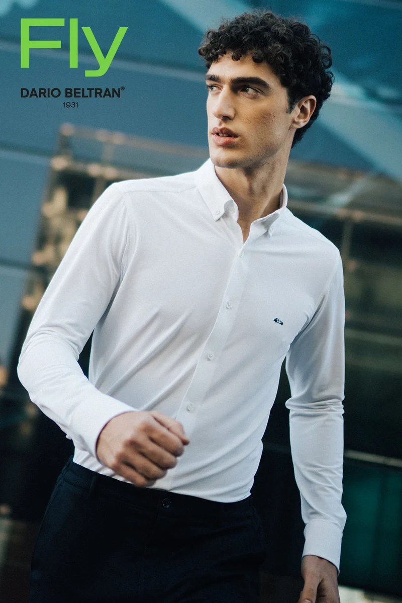 Camisa blanca de Darío Beltrán