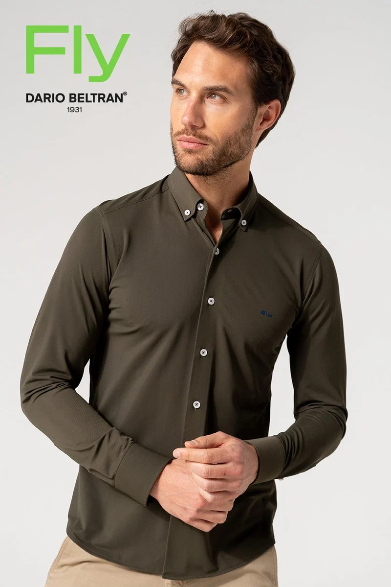 Camisa verde oliva de Darío Beltrán