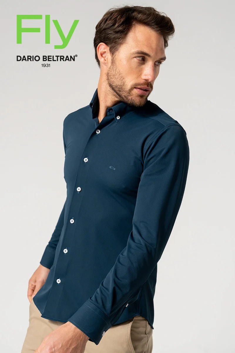 Camisa azul petróleo de Darío Beltrán